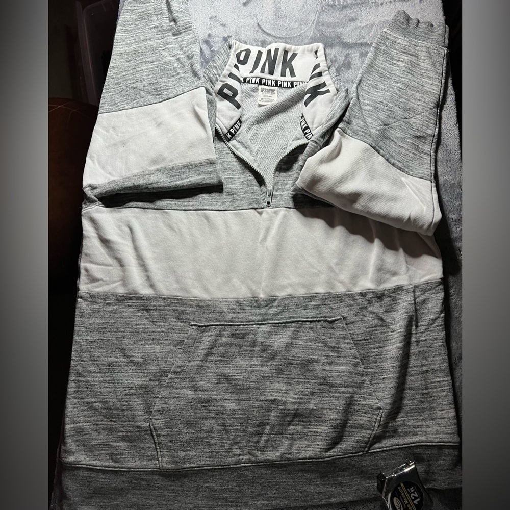 PINK Victoria’s Secret Gray and White Sweatshirt Size L